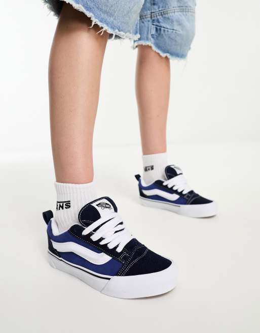 Vans - Knu Skool - Sneakers blu navy e bianche con suola spessa