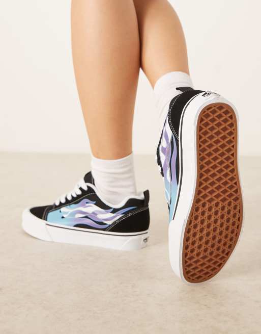 Vans - Knu Skool - Sneakers in zwart en wit met blauwe vlam aan dezijkant, 4 van 5