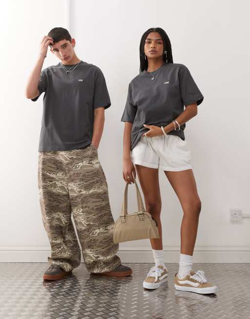 Vans – Mörkgrå t-shirt i oversize med logga på vänster bröst, exklusivt hos ASOS, 2 av 4