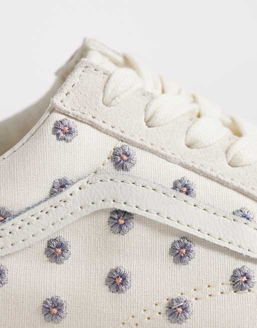 Vans – Old Skool – Białe buty sportowe z kwiatowym haftem, 4 z 5