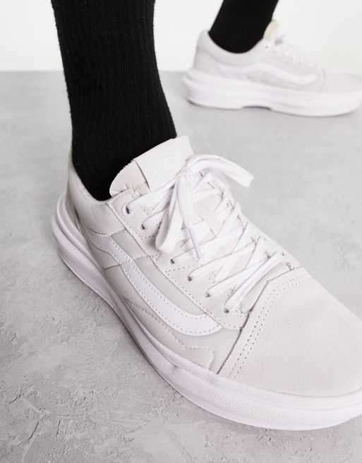 Mælkehvid Bourgogne Kommandør Vans Old Skool Overt CC sneakers in light gray | ASOS