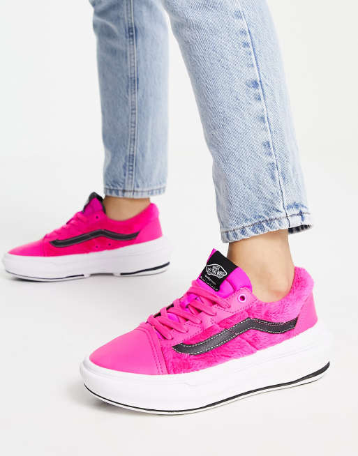 Vans – Old Skool Overt – Rosa sneakers med fuskpälsdetaljer