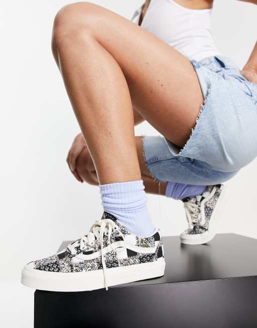 Vans – Old Skool – Sneaker in Schwarz und Weiß mit Blumenmuster im Patchworkdesign 