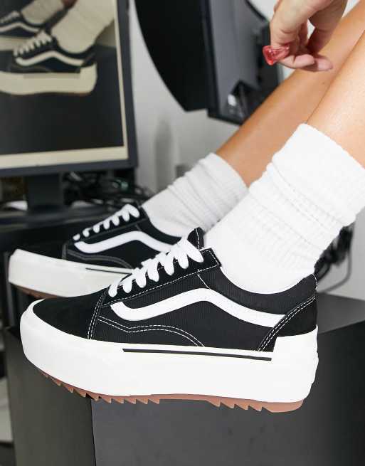 Vans Old Skool Sneakers met dikke zool en wafeltextuur in profiel in zwart wit