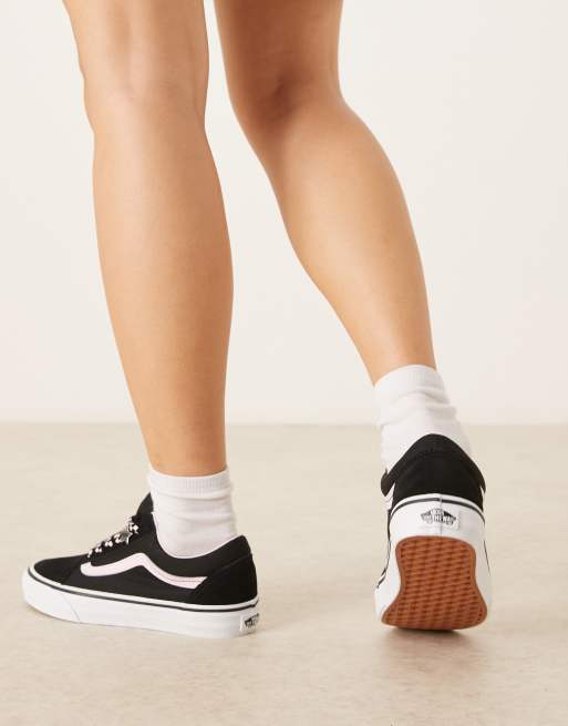 Vans – Old Skool – Svarta, rosa sneakers med mönstrade skosnören och hängsmycke, 5 av 5