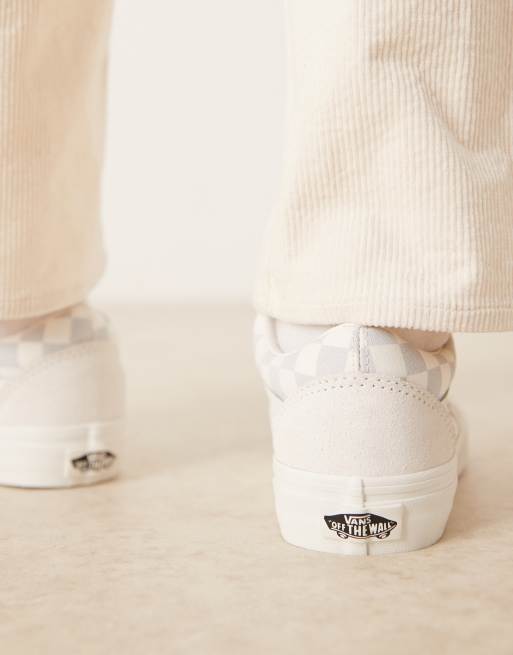Vans Old Skool trainers in grey and white checkerboard, 4 of 5