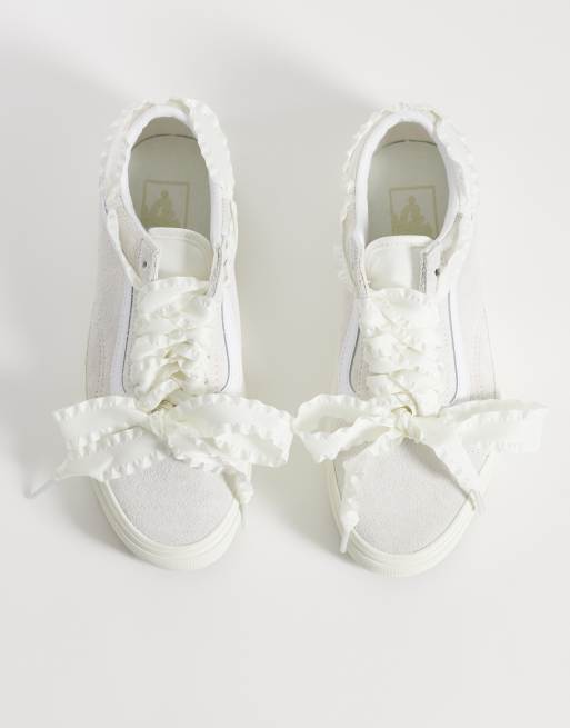 Vans Old Skool trainers in white with lace detail, 2 of 5