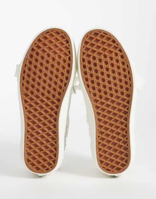 Vans Old Skool trainers in white with lace detail, 4 of 5