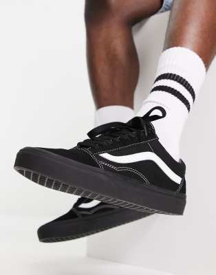 Vans - Old Skool - Wildleder-Sneaker in Schwarz mit seitlichem Streifen