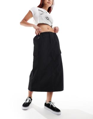 riley parachute cargo skirt in black