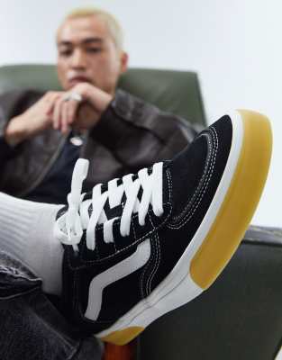 VolcanmtShops Vans Rowley Classic sneakers in black with gum