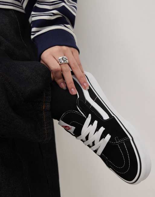 Black and white outlet vans on feet