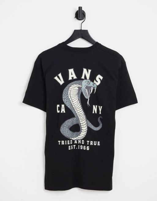 Vans - Striked - T-shirt met print op de rug in zwart 