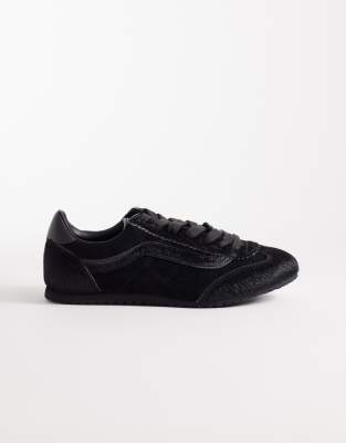 Vans - Super Lowpro - Sneaker in Schwarz mit Ponyfelloptik