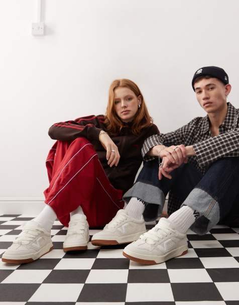 Vans – Upland – Naturvita, grova sneakers i mocka med reflekterande hälflik - view 1