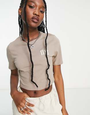 Vans - Varsity Sporty - Kurzes T-Shirt in Beige, exklusiv bei ASOS-Schwarz