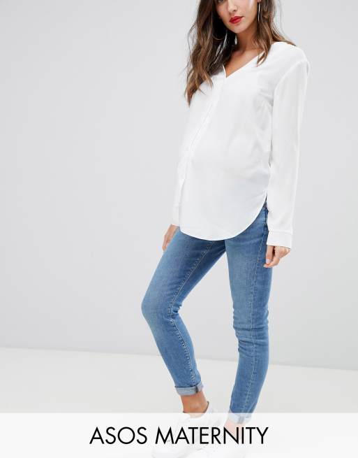 Vaqueros ajustados azules de talle alto con bonito lavado medio a la piedra y cinturilla por debajo del vientre Ridley de ASOS DESIGN Maternity