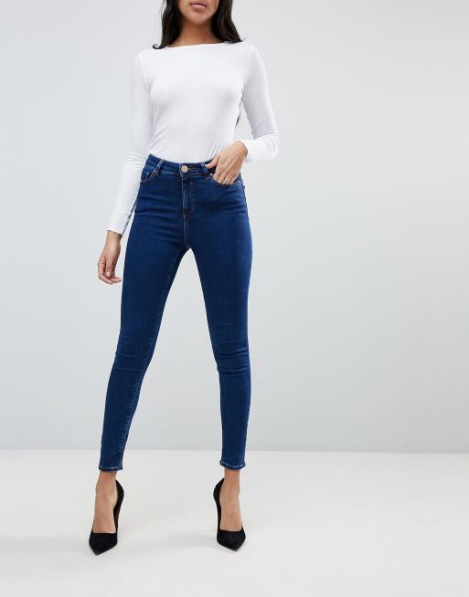 Vaqueros ajustados de talle alto con lavado azul intenso Ridley de ASOS DESIGN