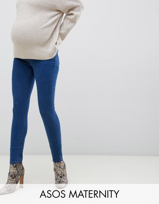Vaqueros ajustados de talle alto en azul descolorido con cinturilla por debajo de la barriga Ridley de ASOS DESIGN Maternity