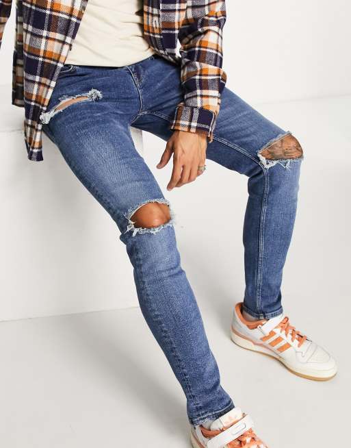 Vaqueros ajustados en azul lavado medio con rotos marcados de ASOS DESIGN