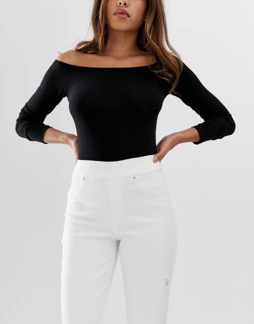 Vaqueros ajustados que moldean y realzan con diseño desgastado de Spanx, 3 de 4