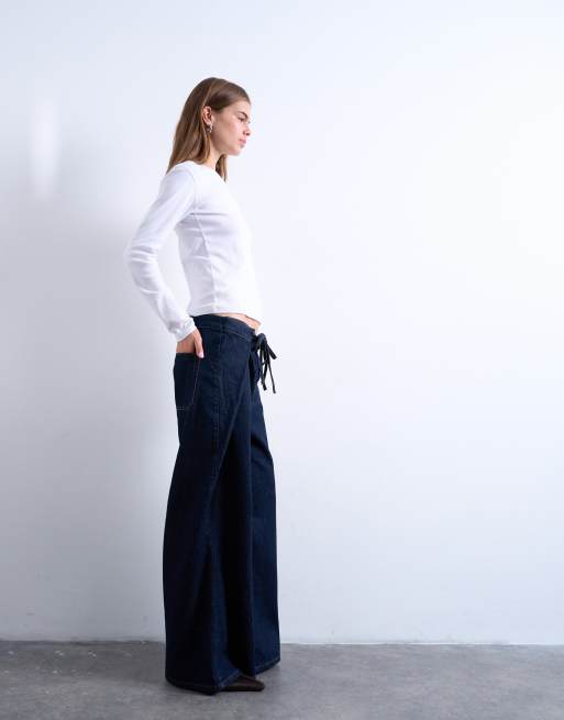 Vaqueros azul añil con lazada delantera y pinzas muy marcadas de Topshop, 2 de 5