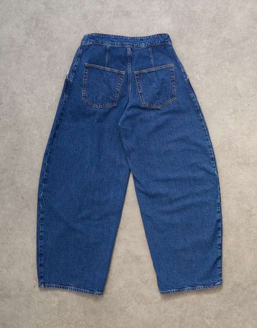 Vaqueros azul añil intenso de corte barrel extragrande y talle medio con cinturón de Topshop, 7 de 7