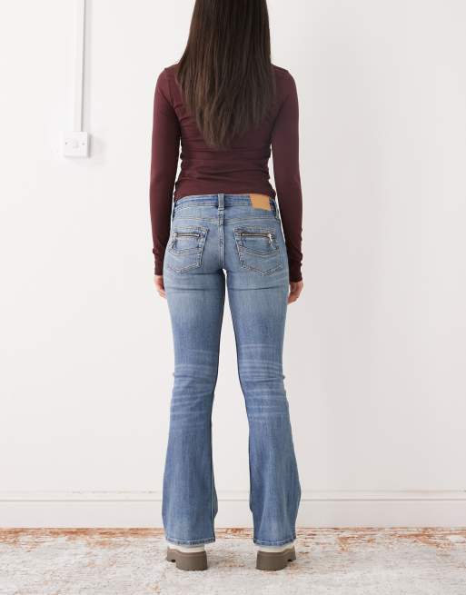 Vaqueros azul claro de corte acampanado con detalle de bolsillo trasero de Monki, 2 de 5
