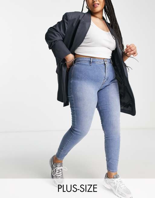 Vaqueros azul claro de corte pitillo y talle alto con bajos sin rematar Kaia de River Island Plus