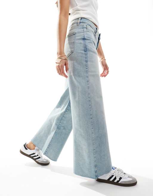 Vaqueros azul claro de pernera ancha estilo de Mango