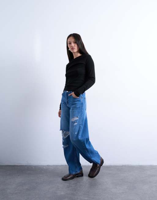 Vaqueros azul medio de corte barrel con detalle rasgado en el muslo Barrel de Topshop, 3 de 5