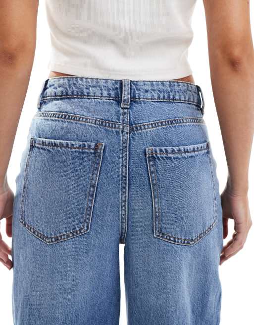 Vaqueros azul medio de pernera ancha con detalles rasgados Adalae de New Look, 4 de 5