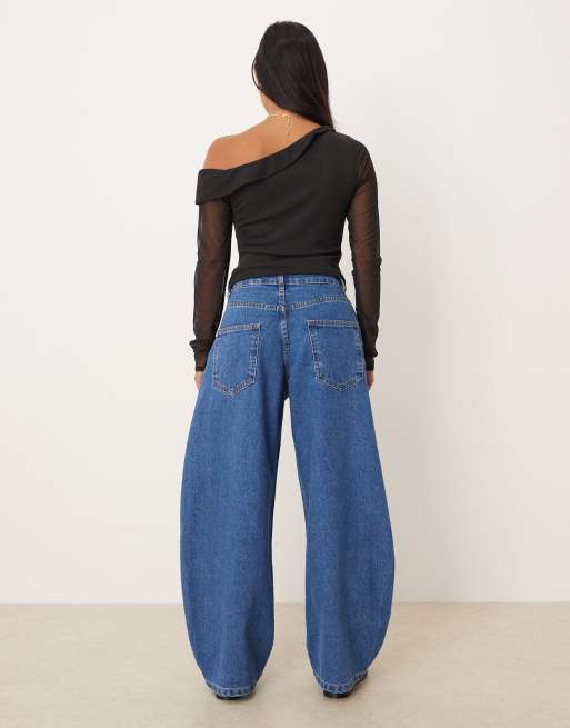 Vaqueros azul medio de pernera barrel y talle alto de ASOS DESIGN Petite, 3 de 5