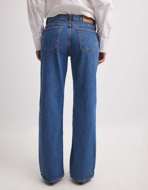 Vaqueros azul medio de pernera recta y talle bajo de NA-KD, 2 de 5