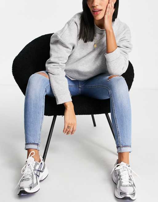 Vaqueros azul medio de talle alto y corte pitillo con diseño rasgado de River Island