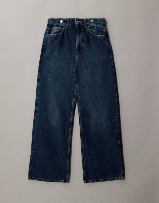Vaqueros azul medio de talle medio con cinturón ajustable en la parte posterior de ASOS DESIGN, 5 de 7