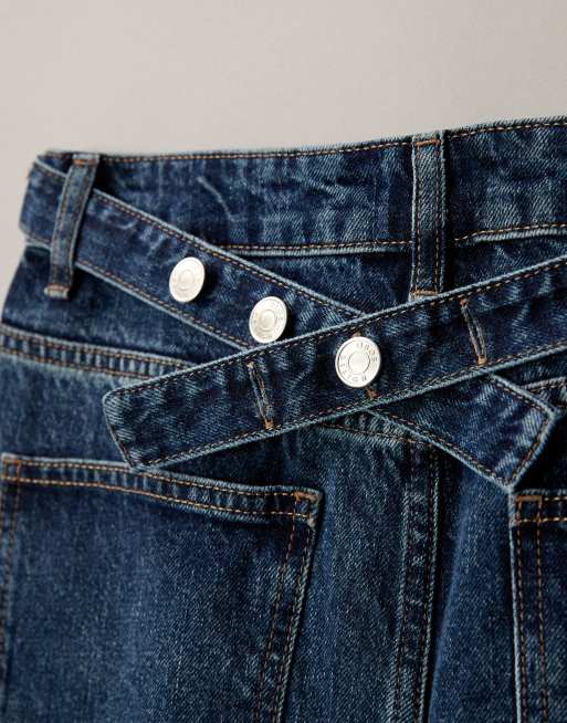 Vaqueros azul medio de talle medio con cinturón ajustable en la parte posterior de ASOS DESIGN, 6 de 7