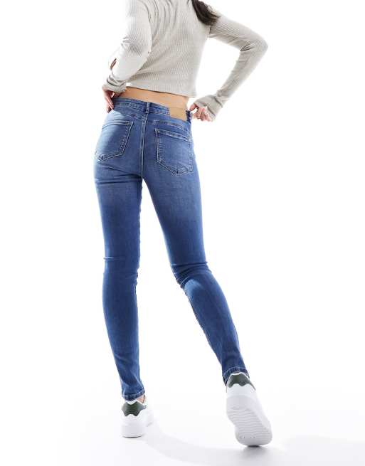 Vaqueros azul medio de talle medio y corte pitillo con diseño realzador Alia de Vero Moda, 3 de 5