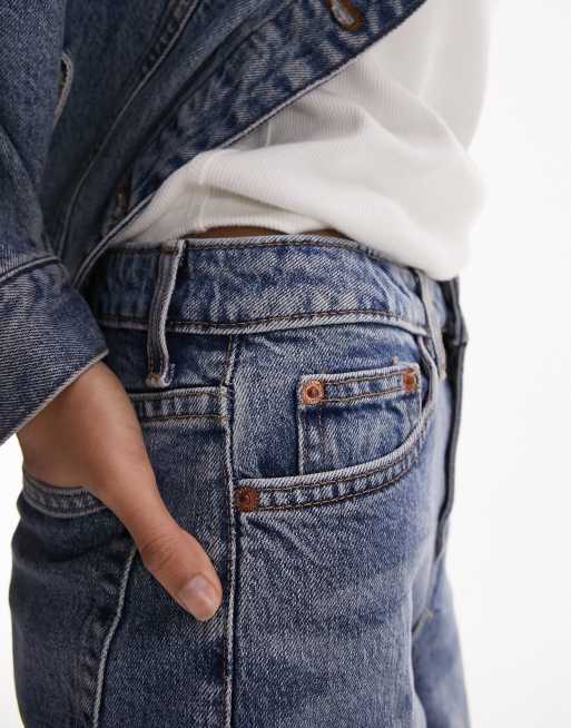 Vaqueros azul medio de talle medio y corte recto con bajos sin rematar de Topshop, 5 de 5