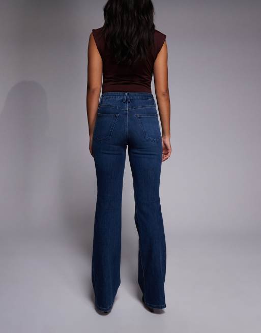 Vaqueros azul medio lavado de corte bootcut Soft Tech Good Classic de Good American, 3 de 5