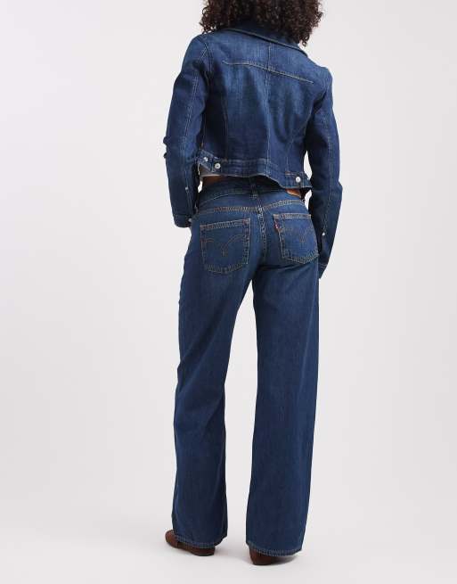 Vaqueros azul oscuro de corte suelto y talle muy bajo de Levi's, 2 de 5