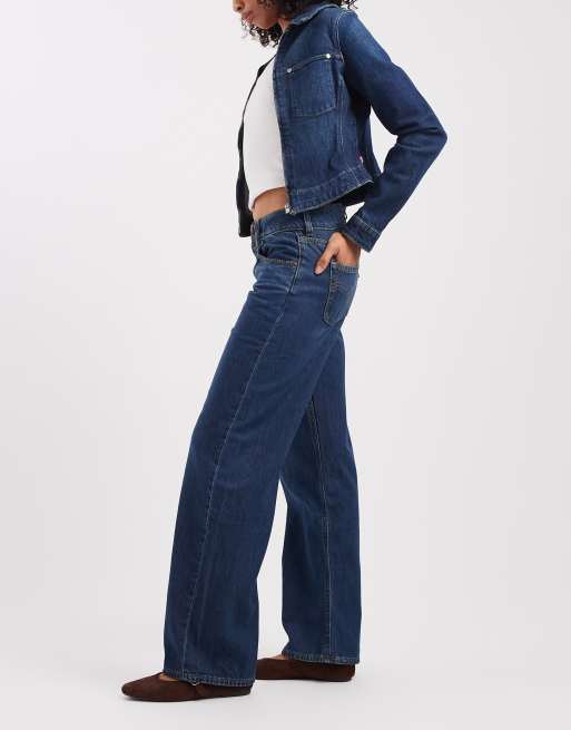 Vaqueros azul oscuro de corte suelto y talle muy bajo de Levi's, 3 de 5