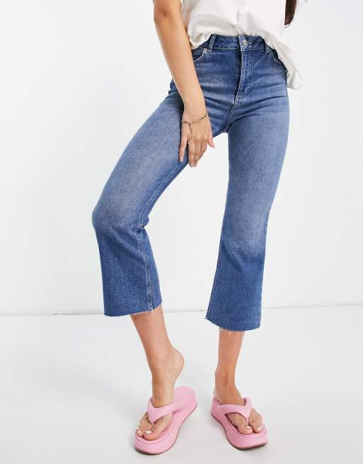 Vaqueros azules capri acampanados de Miss Selfridge