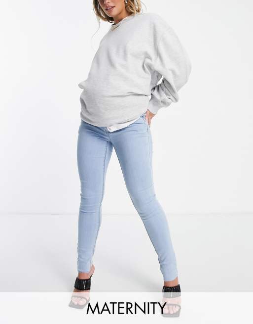 Vaqueros azules con bajos sin rematar con acabado descolorido Sinner de Missguided Maternity