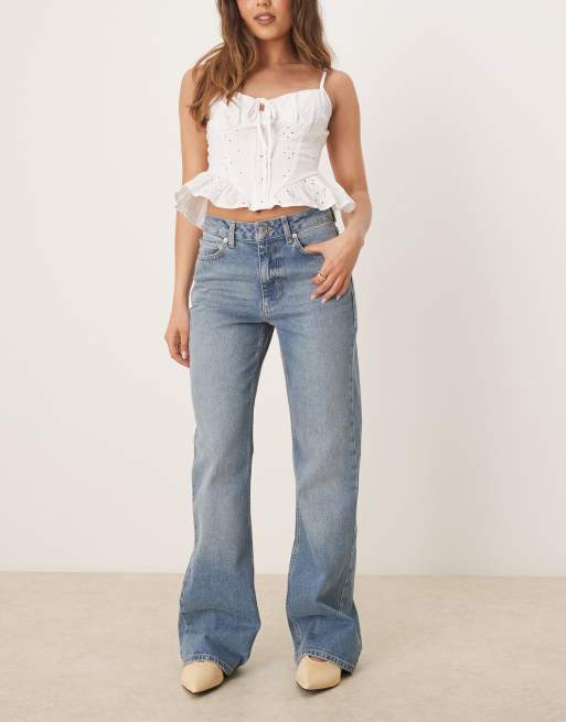 Vaqueros azules de corte bootcut acampanado con lavado medio de ASOS DESIGN