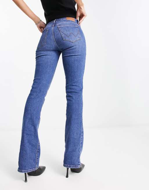 Vaqueros azules de corte bootcut con lavado medio de Wrangler, 5 de 5