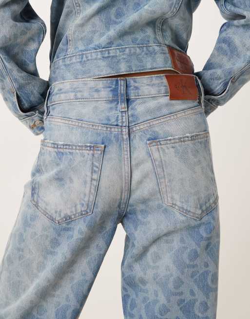 Vaqueros azules de corte recto estilo años 90 con lavado claro y logo estampado de Calvin Klein Jeans , 4 de 5