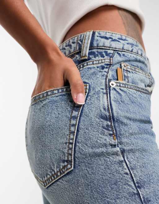 Vaqueros azules de corte recto y talle medio con rodilla rasgada de ASOS DESIGN, 2 de 5