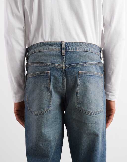Vaqueros azules de corte tapered con lavado medio y acabado tintado de ASOS DESIGN, 4 de 5