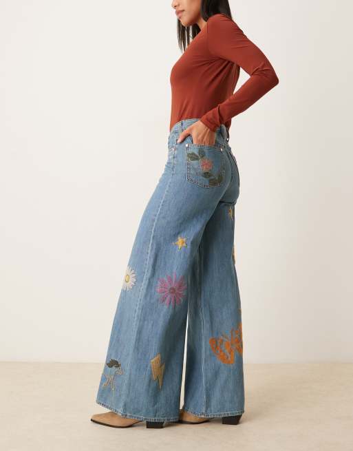 Vaqueros azules de pernera ancha con bordados de Wrangler x Lainey Wilson, 2 de 5